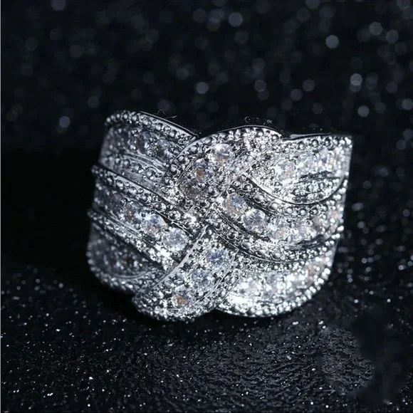 GORGEOUS, Sparkly Statement RING - Size 9 - Picture 3 of 7